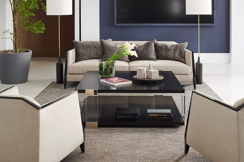 Caracole Caracole Outline – Elegantes Sofa in hellem Stoff mit Black Saddle Akzenten