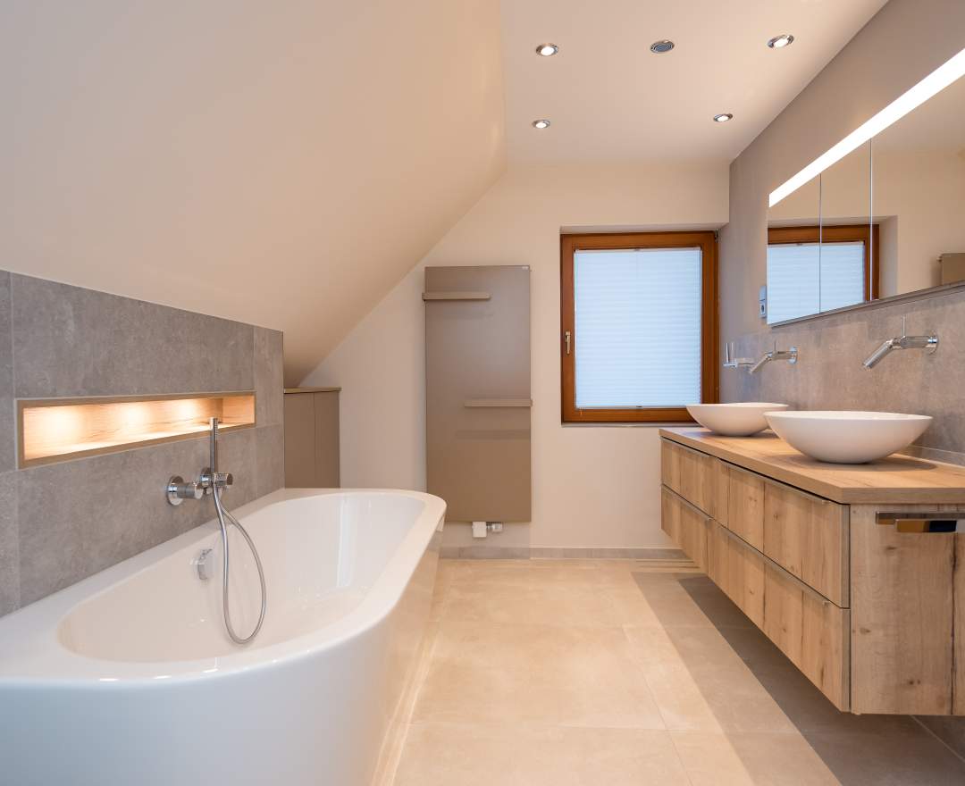 Bagno Badstudio Bad mit halbfreistehender Badewanne