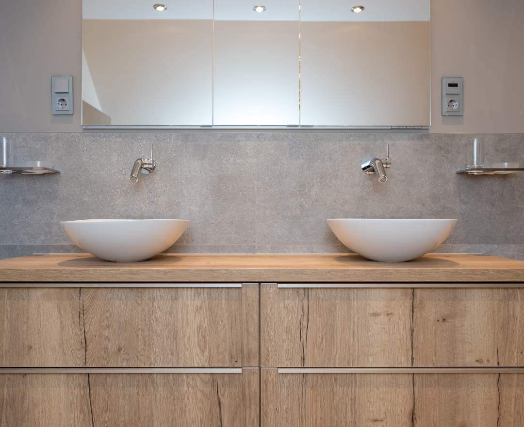 Bagno Badstudio - Bad mit halbfreistehender Badewanne