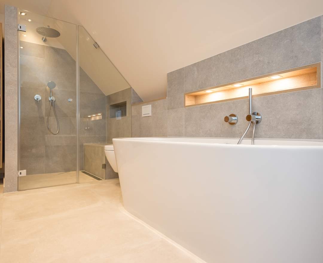 Bagno Badstudio - Bad mit halbfreistehender Badewanne