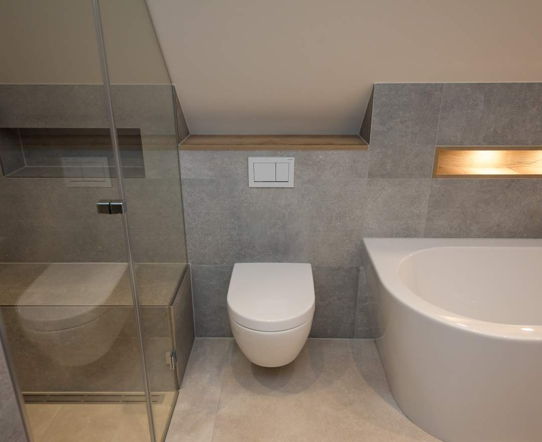 Bagno Badstudio - Bad mit halbfreistehender Badewanne