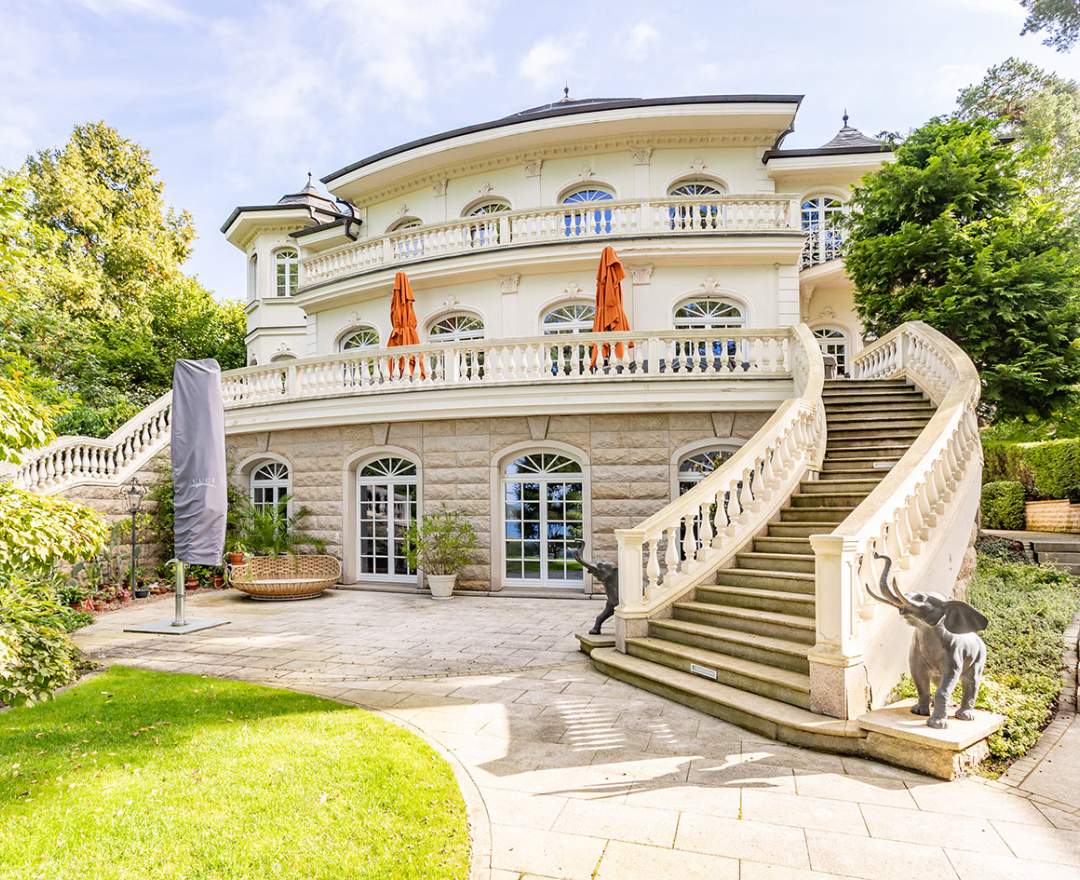 BSK Immobilien GmbH - Exklusiv: Imposante Schlossvilla mit Wasserlage am Scharmützelsee