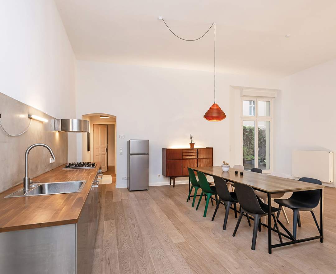 BSK Immobilien GmbH Sanierte Altbauwohnung mit eigener Terrasse im Torstraßen-Kiez