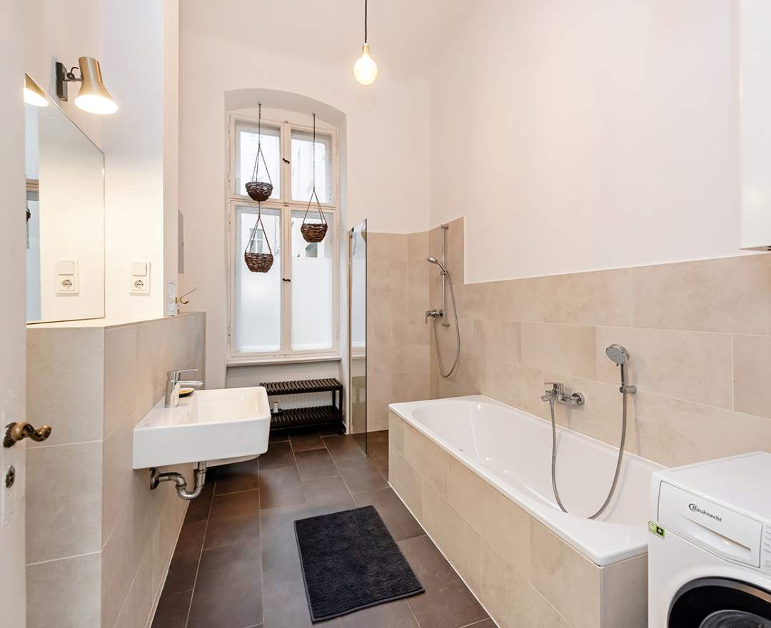 BSK Immobilien GmbH - Sanierte Altbauwohnung mit eigener Terrasse im Torstraßen-Kiez