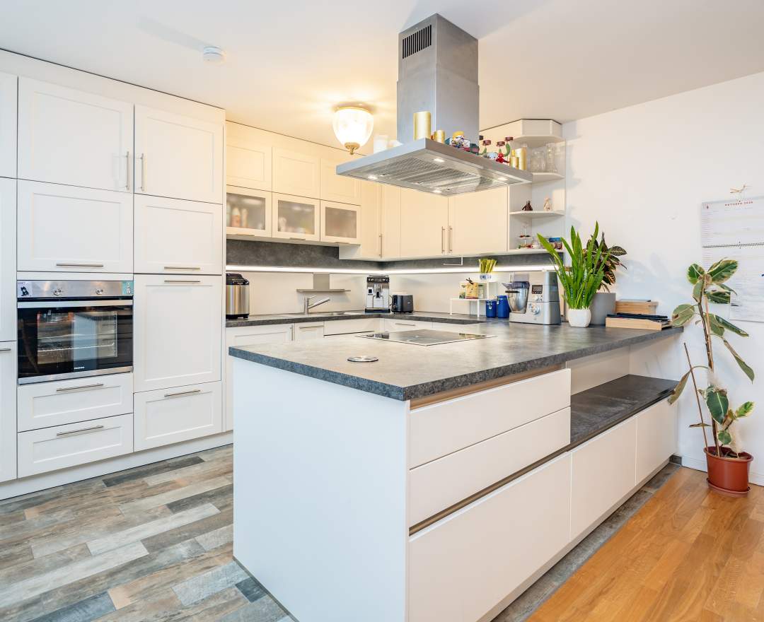 BSK Immobilien GmbH - Exklusives Penthouse zzgl. Stellplatz in Gartenvilla im ruhigen Heinersdorf