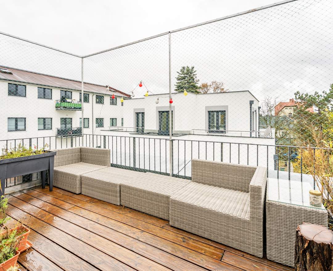 BSK Immobilien GmbH - Exklusives Penthouse zzgl. Stellplatz in Gartenvilla im ruhigen Heinersdorf