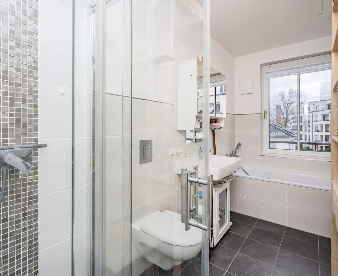 BSK Immobilien GmbH - Exklusives Penthouse zzgl. Stellplatz in Gartenvilla im ruhigen Heinersdorf