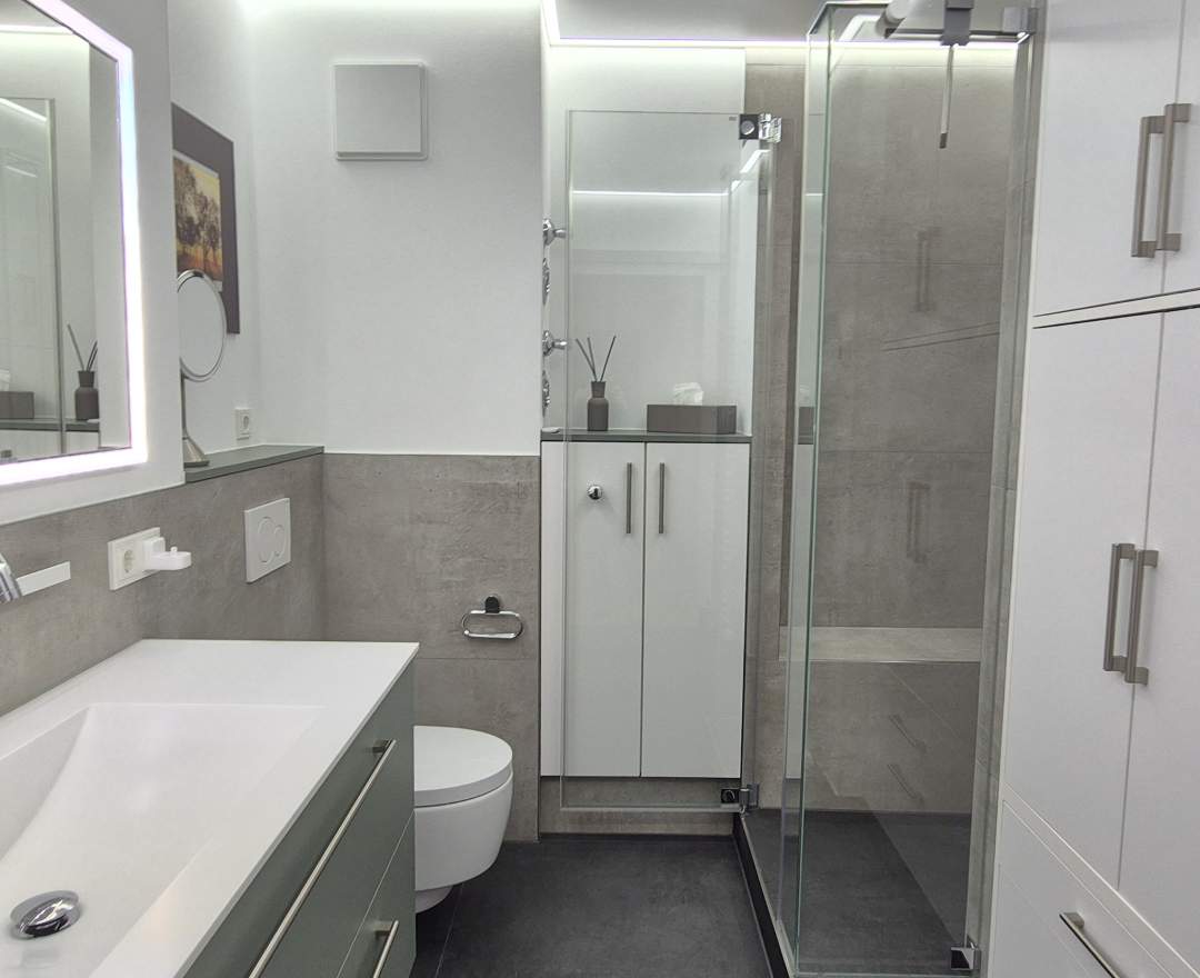 Bagno Badstudio Innenliegendes Bad mit Waschmaschine und Trockner versteckt