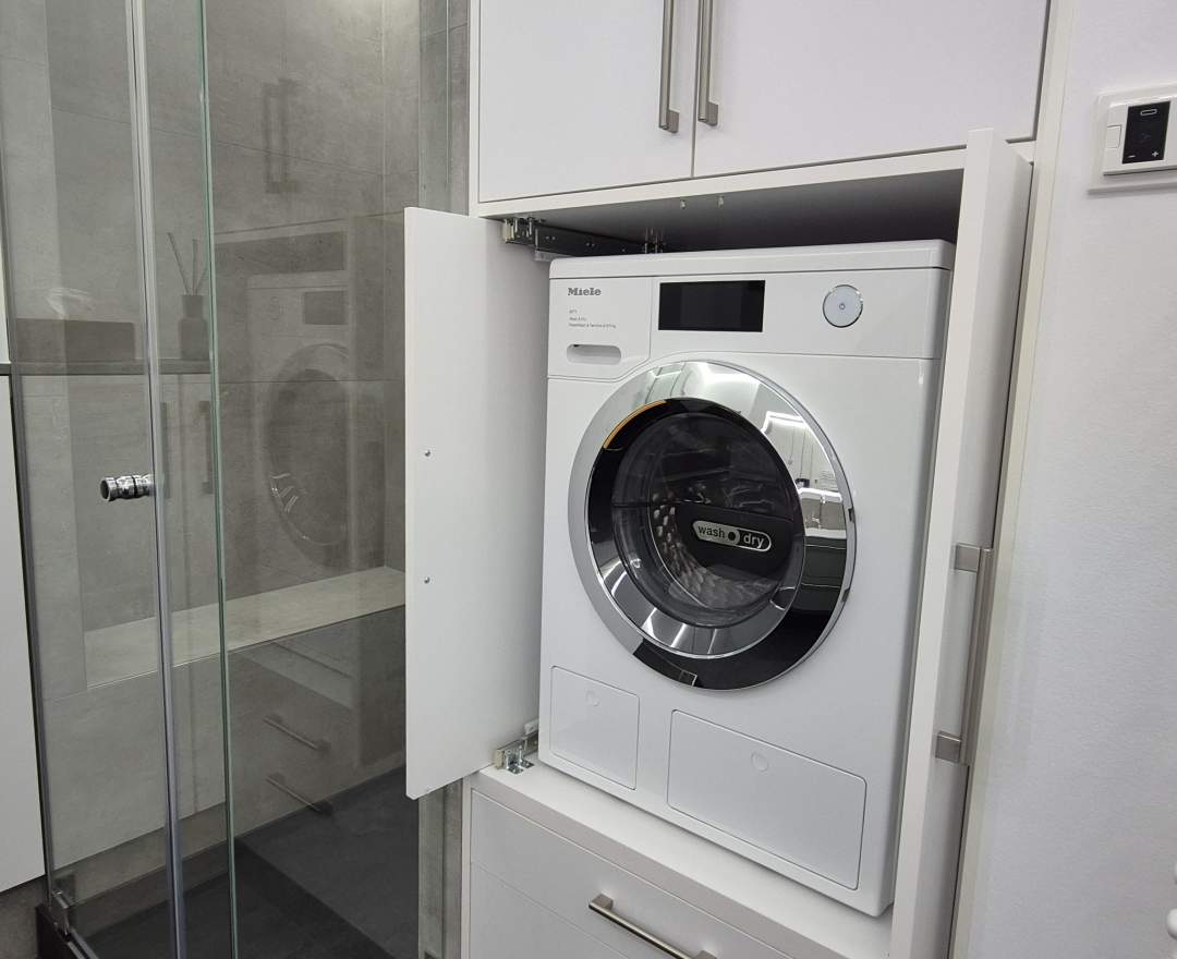 Bagno Badstudio - Innenliegendes Bad mit Waschmaschine und Trockner versteckt