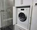 Bagno Badstudio - Innenliegendes Bad mit Waschmaschine und Trockner versteckt Thumbnail