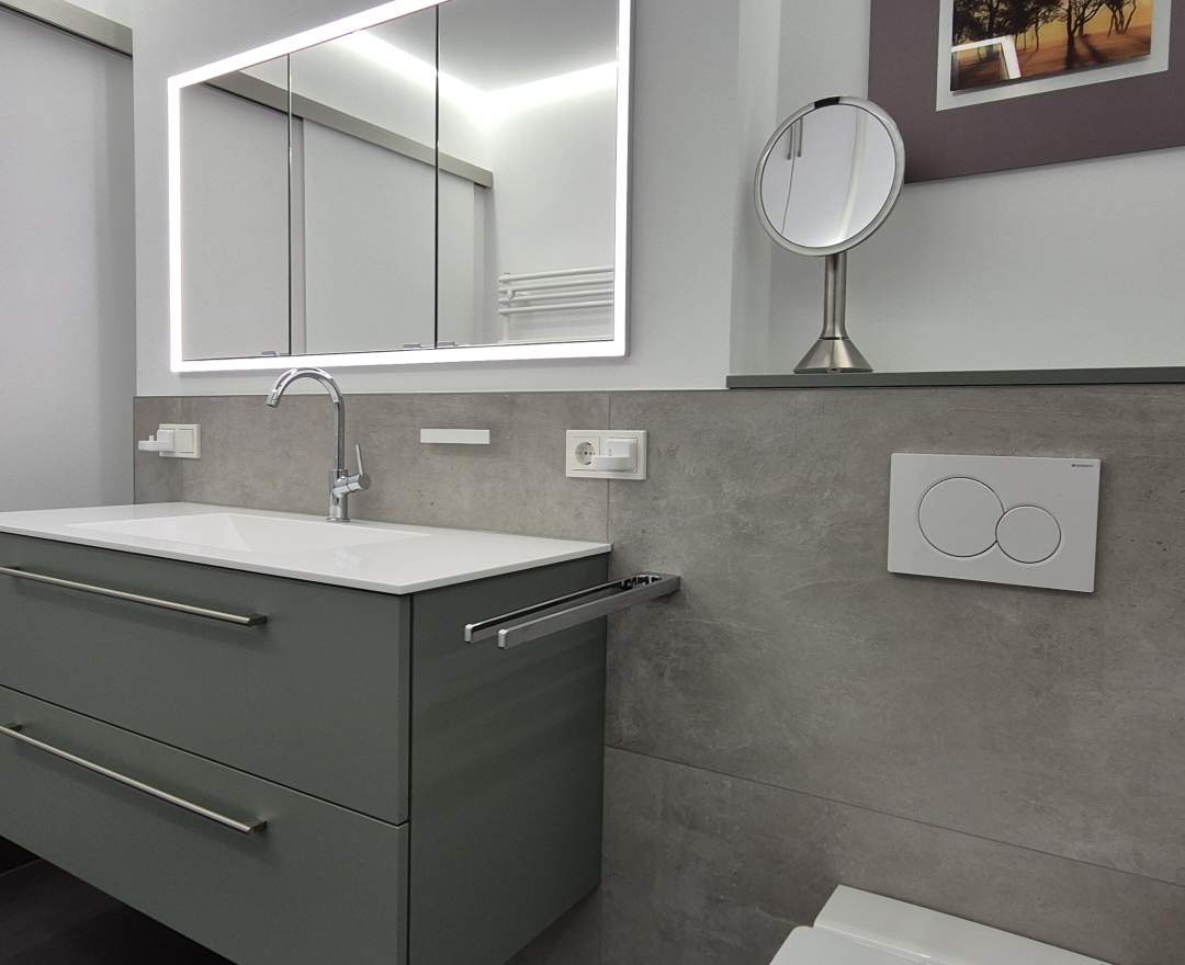 Bagno Badstudio - Innenliegendes Bad mit Waschmaschine und Trockner versteckt