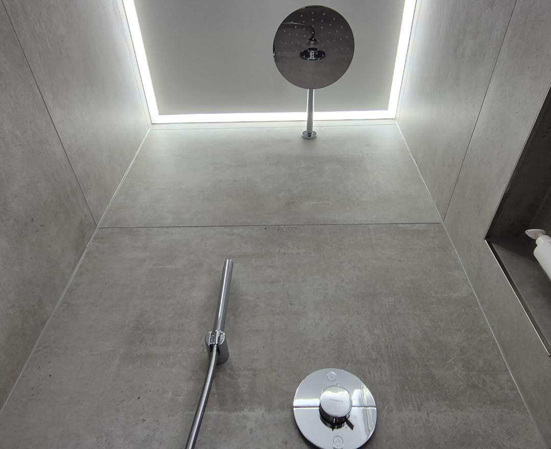 Bagno Badstudio - Innenliegendes Bad mit Waschmaschine und Trockner versteckt