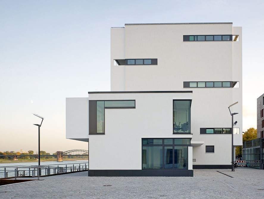 Schmidt Immobilien Originelles Leben über dem Rheinfluss.