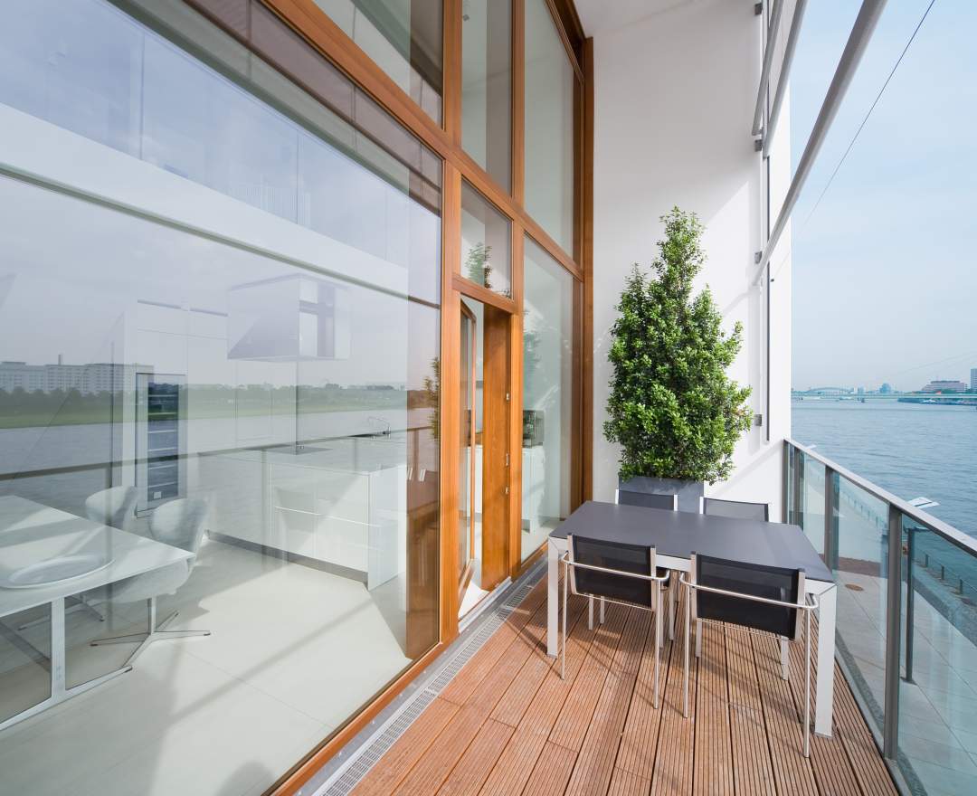 Schmidt Immobilien - Originelles Leben über dem Rheinfluss.