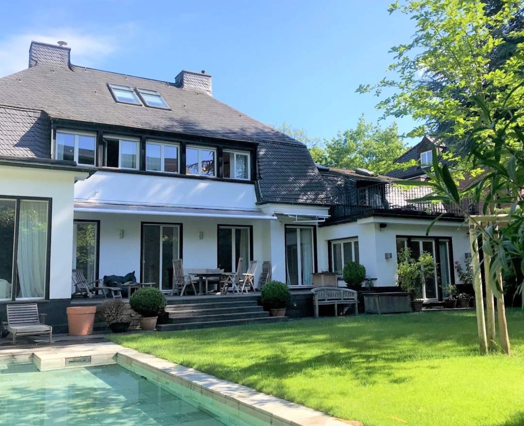 Schmidt Immobilien Vielseitige Stadtvilla mit Pool und Garten.