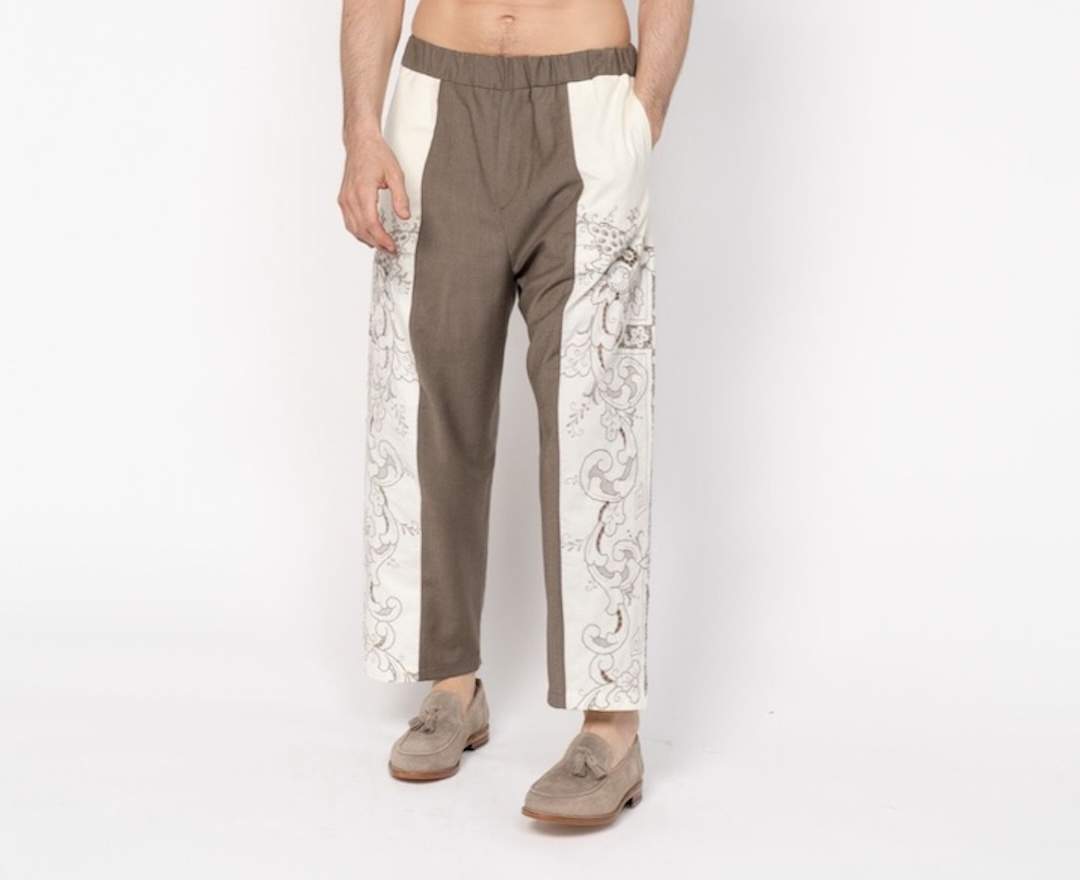 Panos Gotsis Die Hose: Artisanaler Luxus mit Bestickung in Taupe
