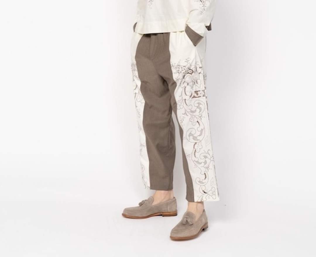 Panos Gotsis - Die Hose: Artisanaler Luxus mit Bestickung in Taupe