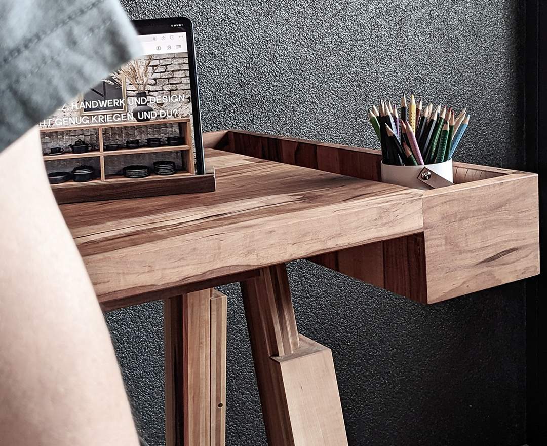 liebwerk Höhenverstellbarer Arbeitstisch aus Birne