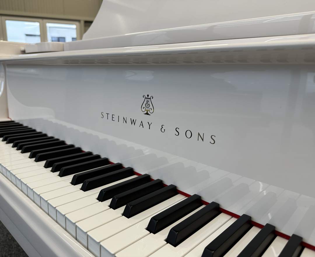 Steinway & Sons - Steinway & Sons Flügel, Modell O-180, weiß poliert