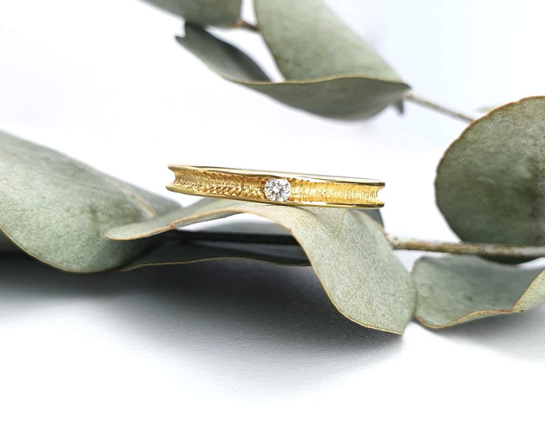 echt-es Sonnenstrahlen Ring mit Brillant, schmal, in Gelbgold