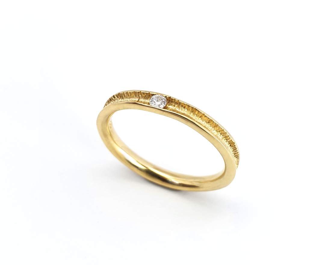 echt-es - Sonnenstrahlen Ring mit Brillant, schmal, in Gelbgold