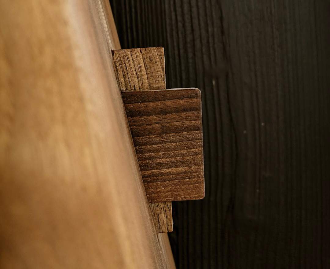 Hocker aus massivem Nussbaum