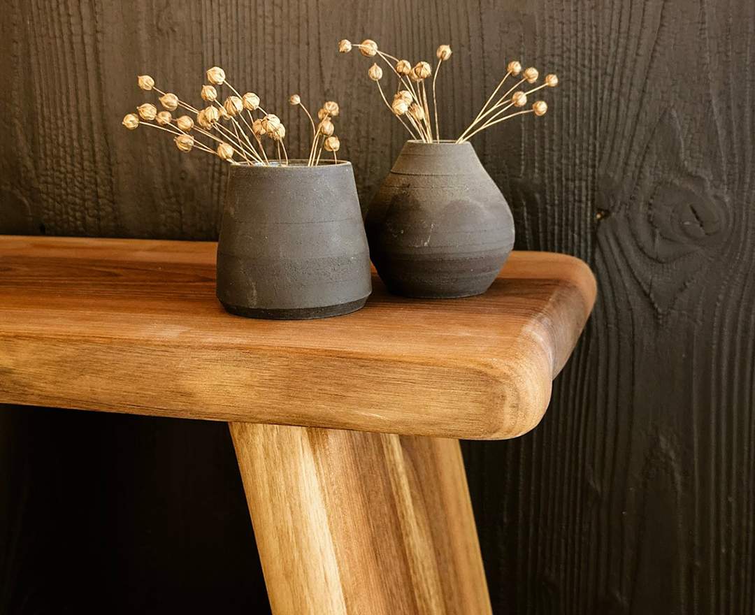 Hocker aus massivem Nussbaum