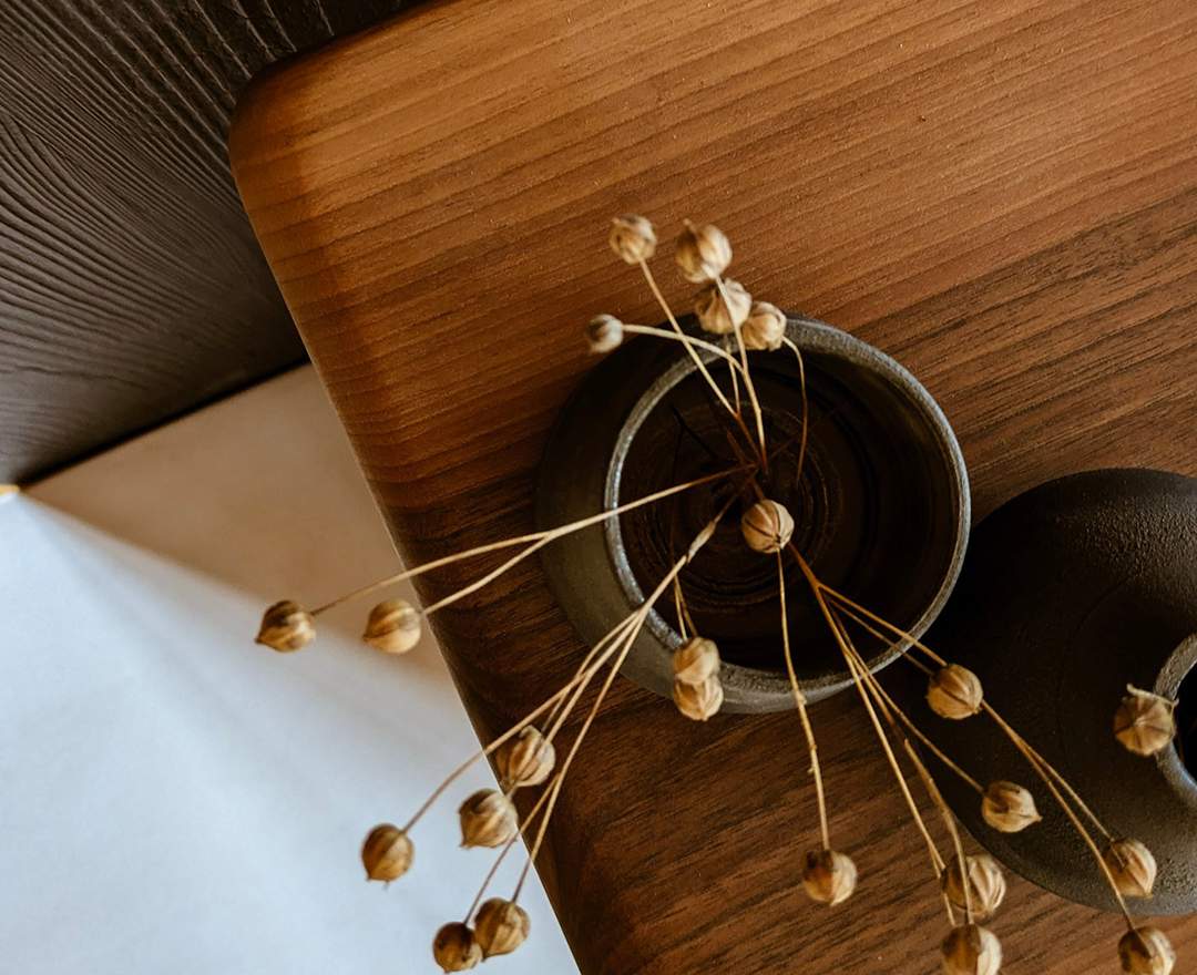 Hocker aus massivem Nussbaum