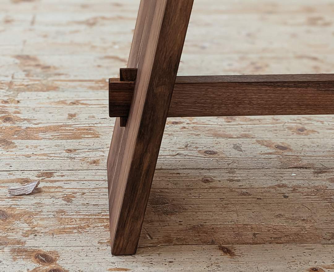 Hocker aus massivem Nussbaum