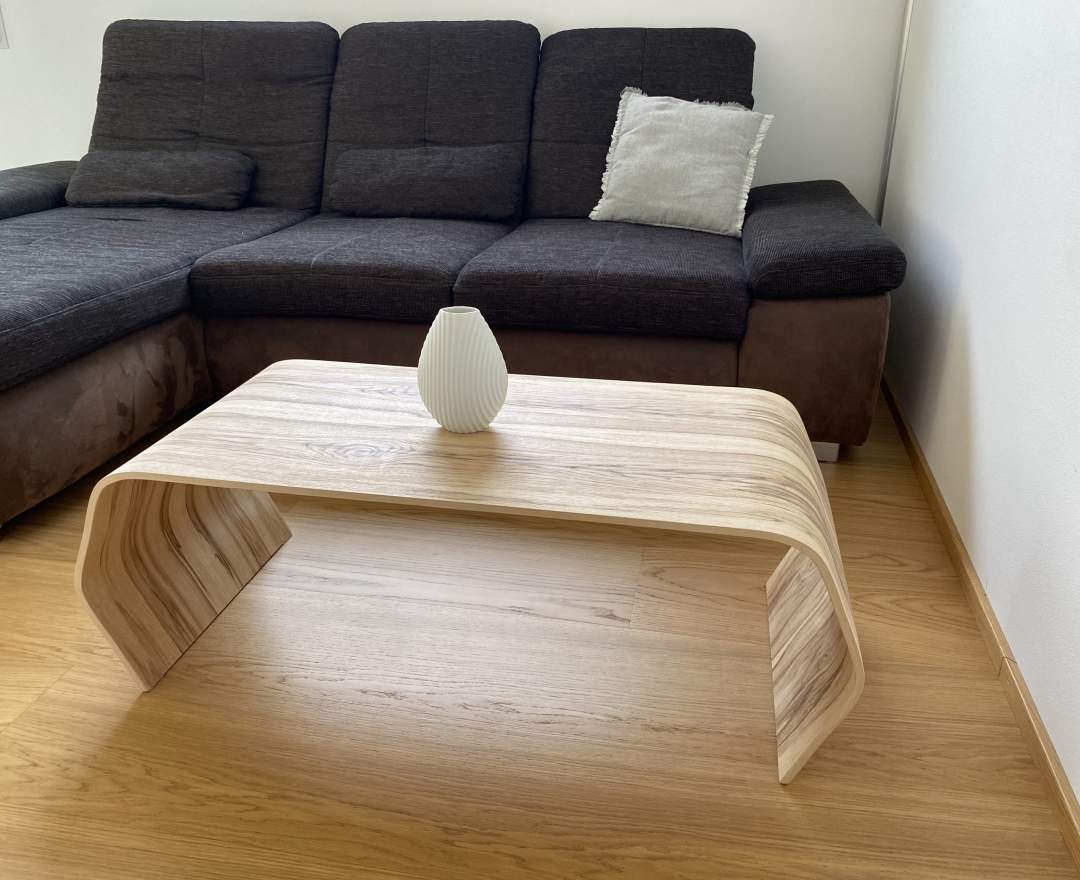 Bends - Massivholz-Couchtisch C-Line