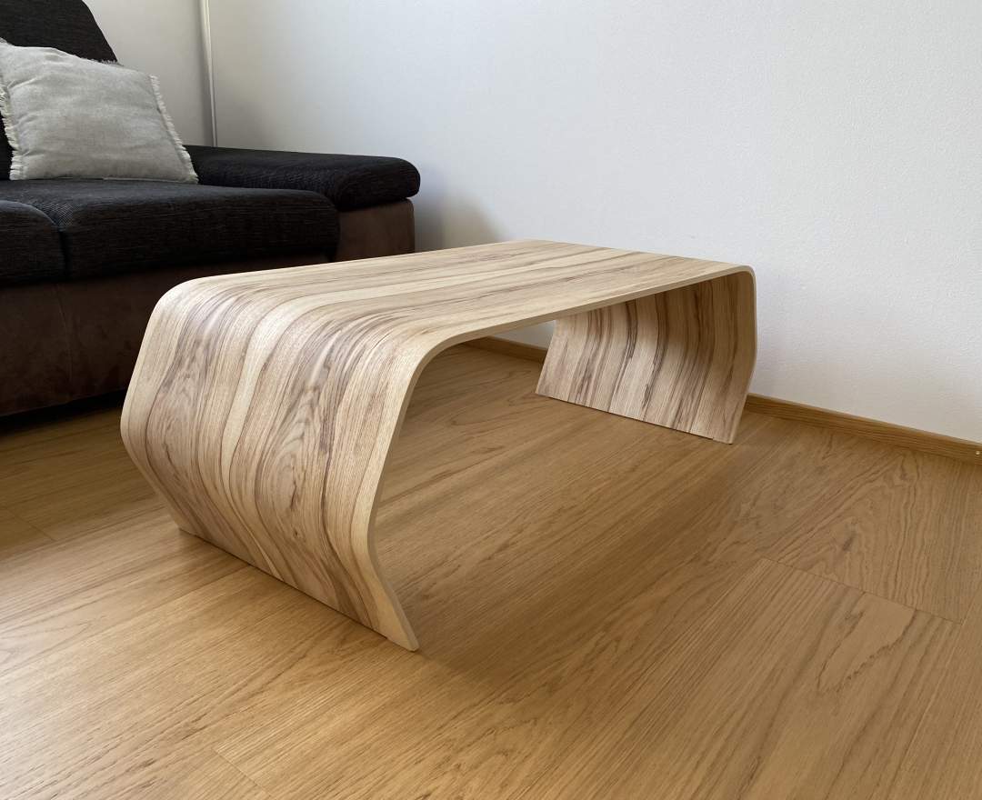Bends - Massivholz-Couchtisch C-Line