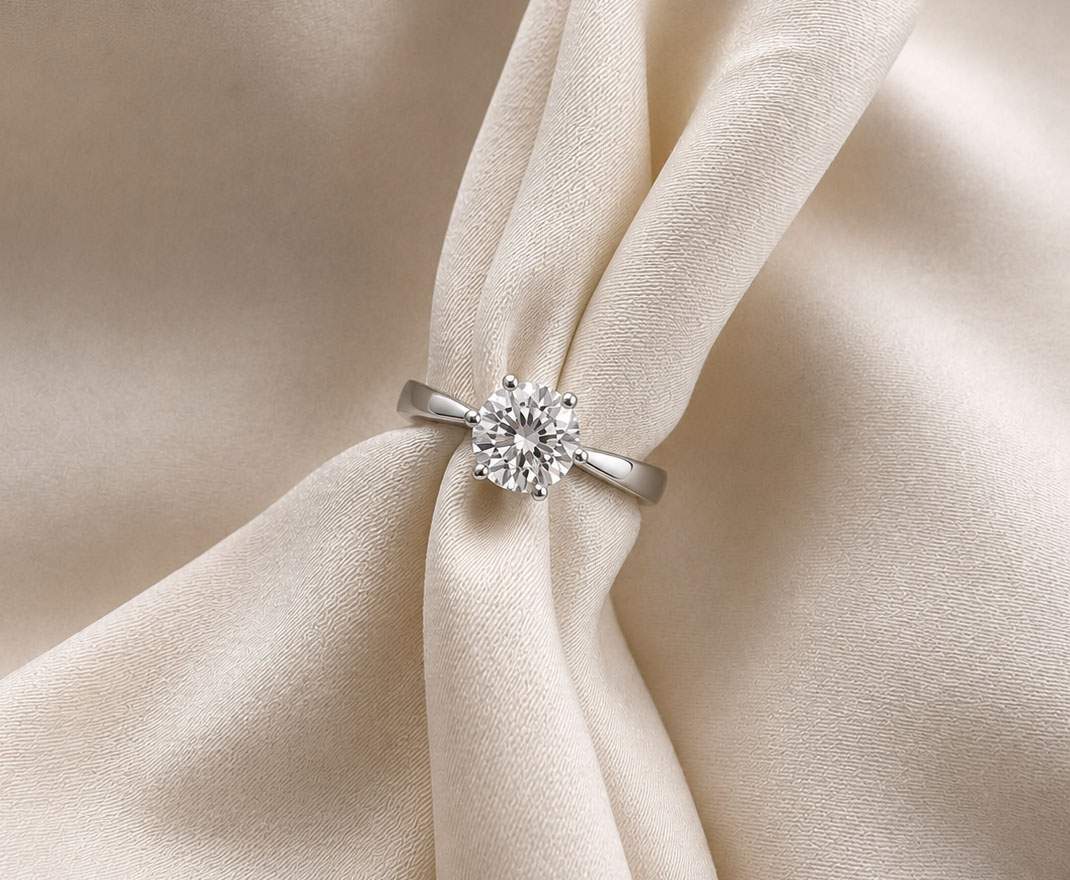 Goldschmiedeatelier Fütterer Verlobungsring Iris mit Brillant - handgefertigter Solitärring