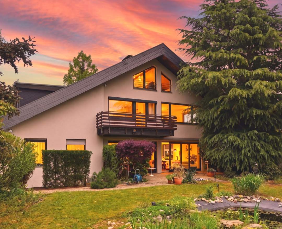 Schöpf & Co. Immobilien GmbH - VERKAUFT - Großzügiges Mehrgenerationenhaus in gefragter Wohnlage von Bonn-Gronau
