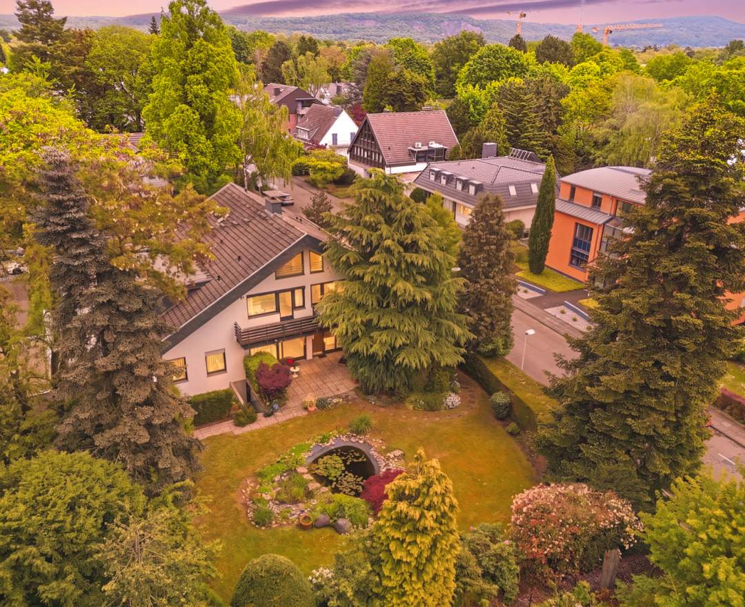 Schöpf & Co. Immobilien GmbH - VERKAUFT - Großzügiges Mehrgenerationenhaus in gefragter Wohnlage von Bonn-Gronau