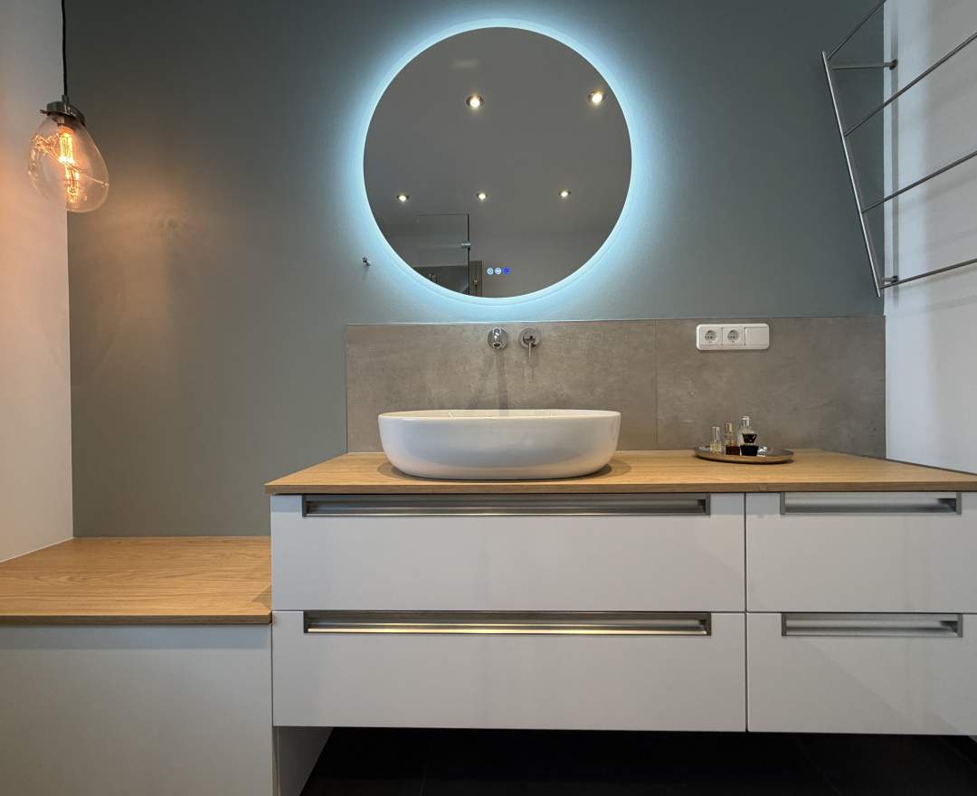 Bagno Badstudio Bad mit ebenerdiger Dusche in Nieder-Olm – 6,8 m² mit Sitzschrank