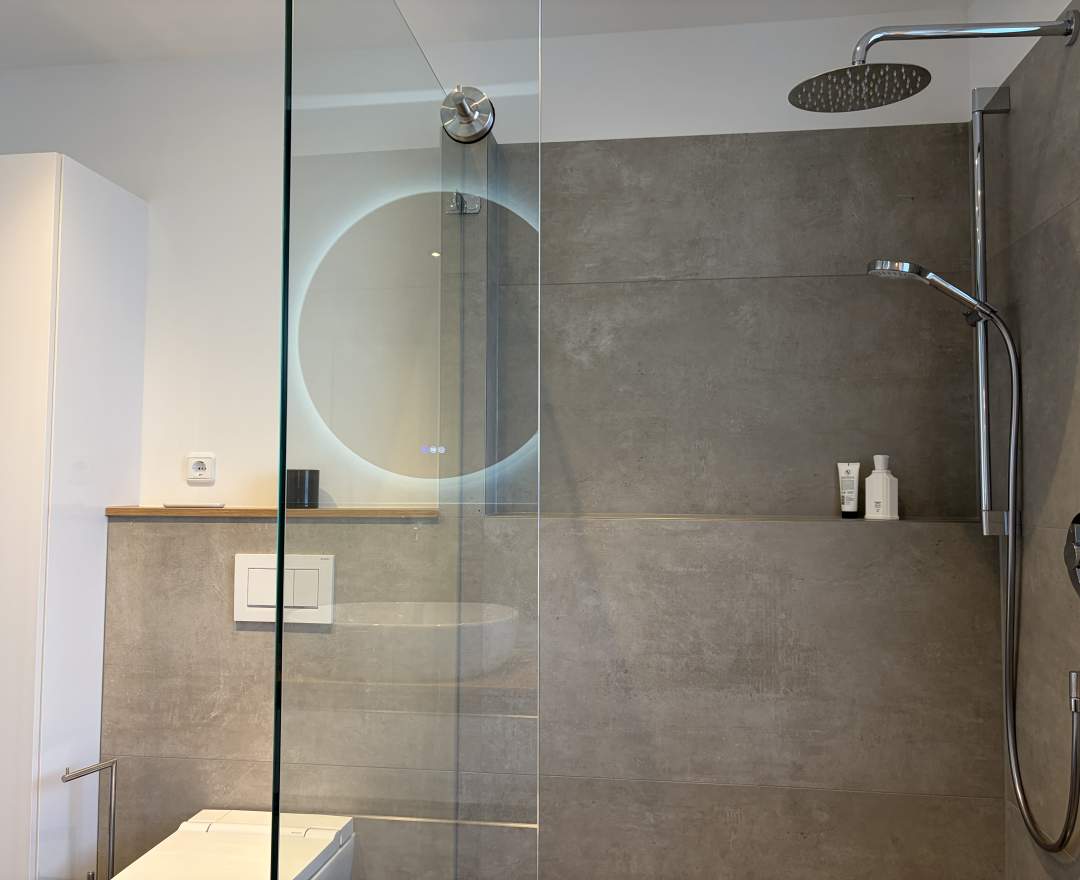Bagno Badstudio - Bad mit ebenerdiger Dusche in Nieder-Olm – 6,8 m² mit Sitzschrank