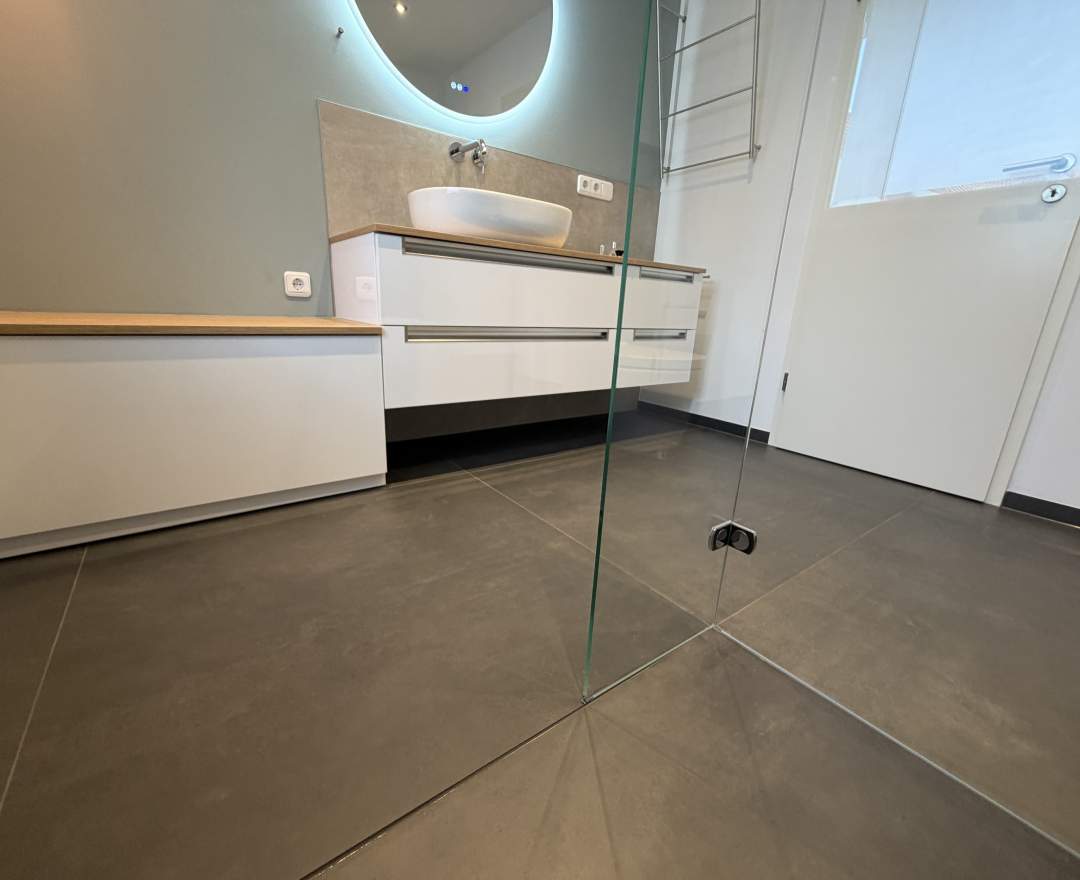 Bagno Badstudio - Bad mit ebenerdiger Dusche in Nieder-Olm – 6,8 m² mit Sitzschrank