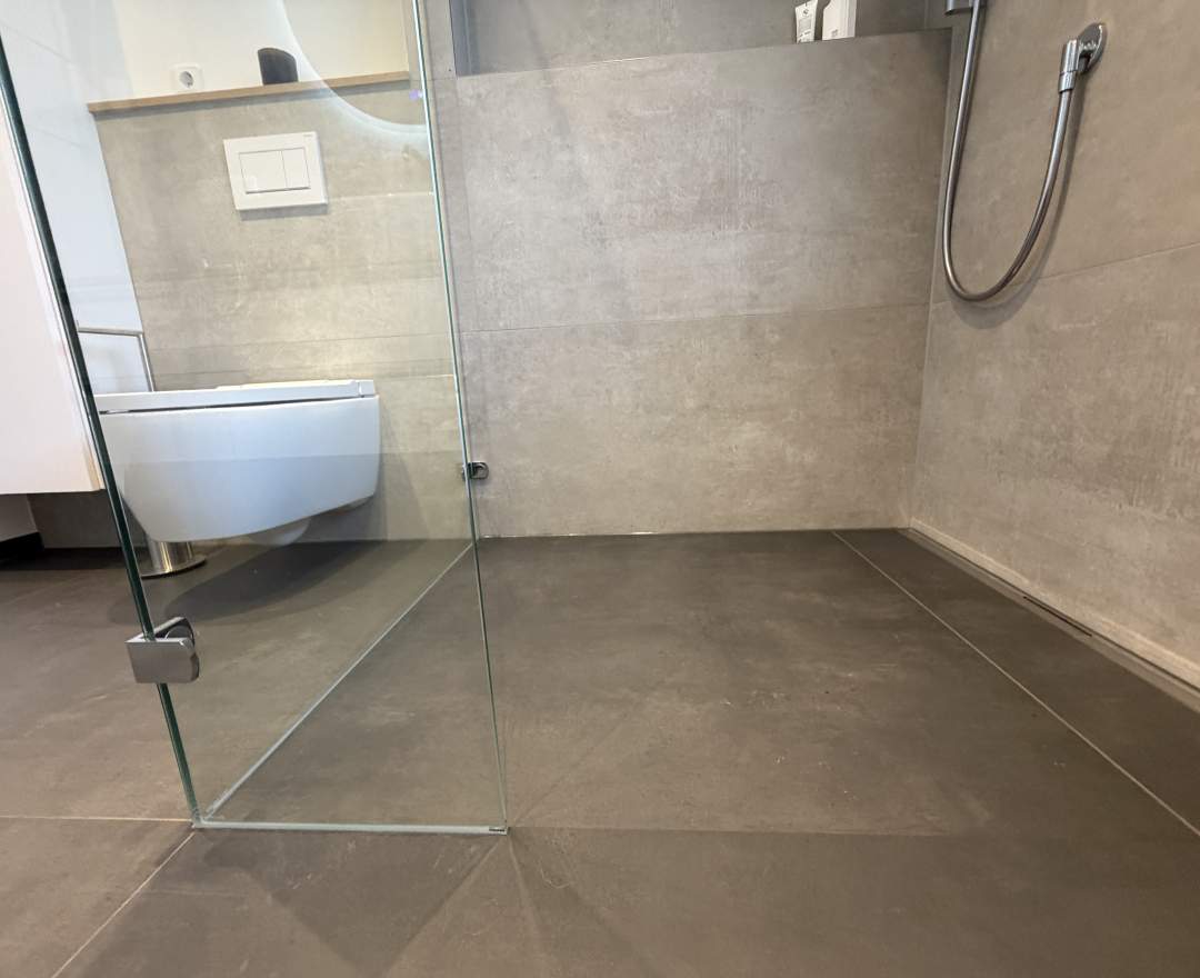 Bagno Badstudio - Bad mit ebenerdiger Dusche in Nieder-Olm – 6,8 m² mit Sitzschrank