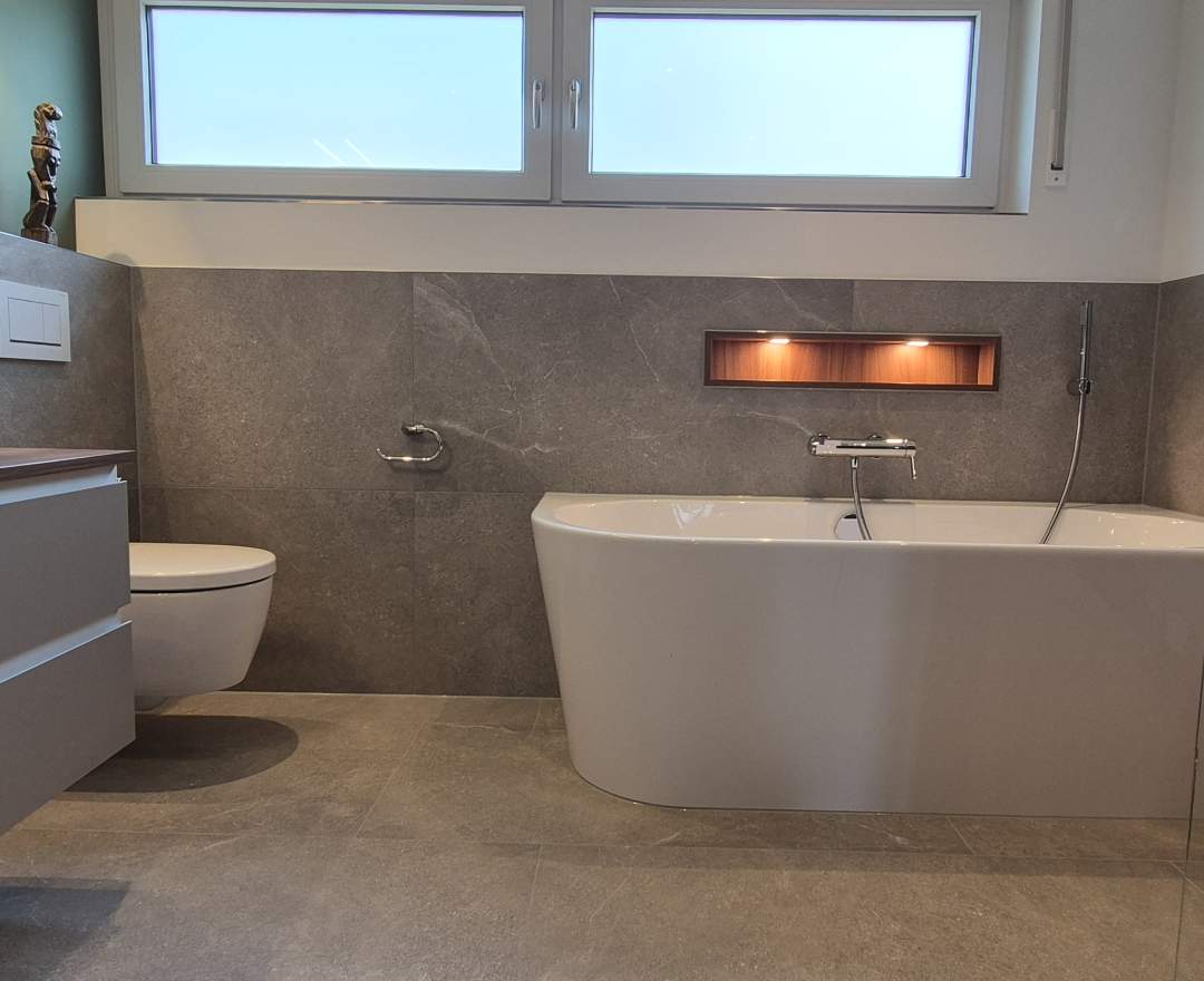 Bagno Badstudio Bad mit ebenerdiger Walk-in-Dusche & halbfreistehender Badewanne in Wiesbaden – 7,8 m²