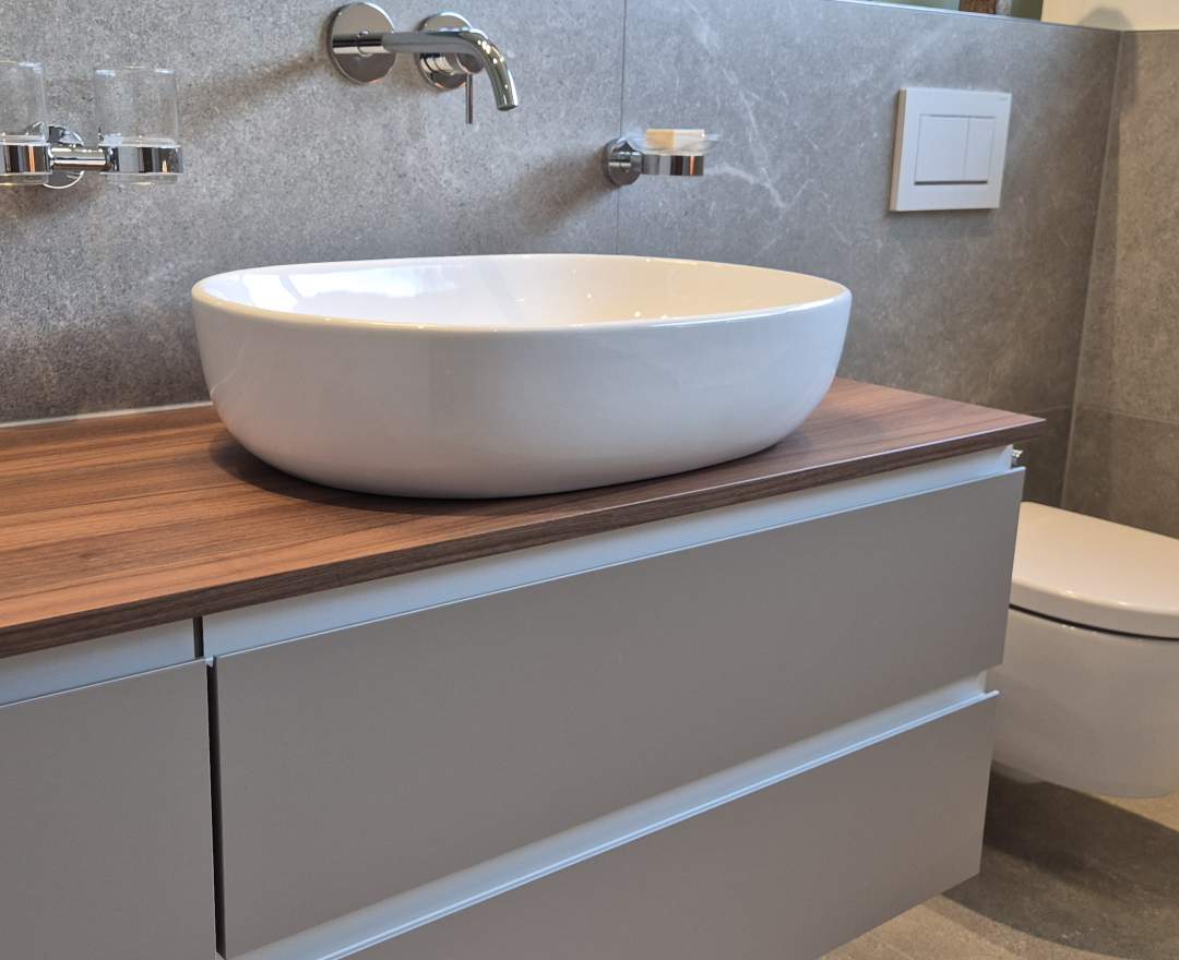 Bagno Badstudio - Bad mit ebenerdiger Walk-in-Dusche & halbfreistehender Badewanne in Wiesbaden – 7,8 m²