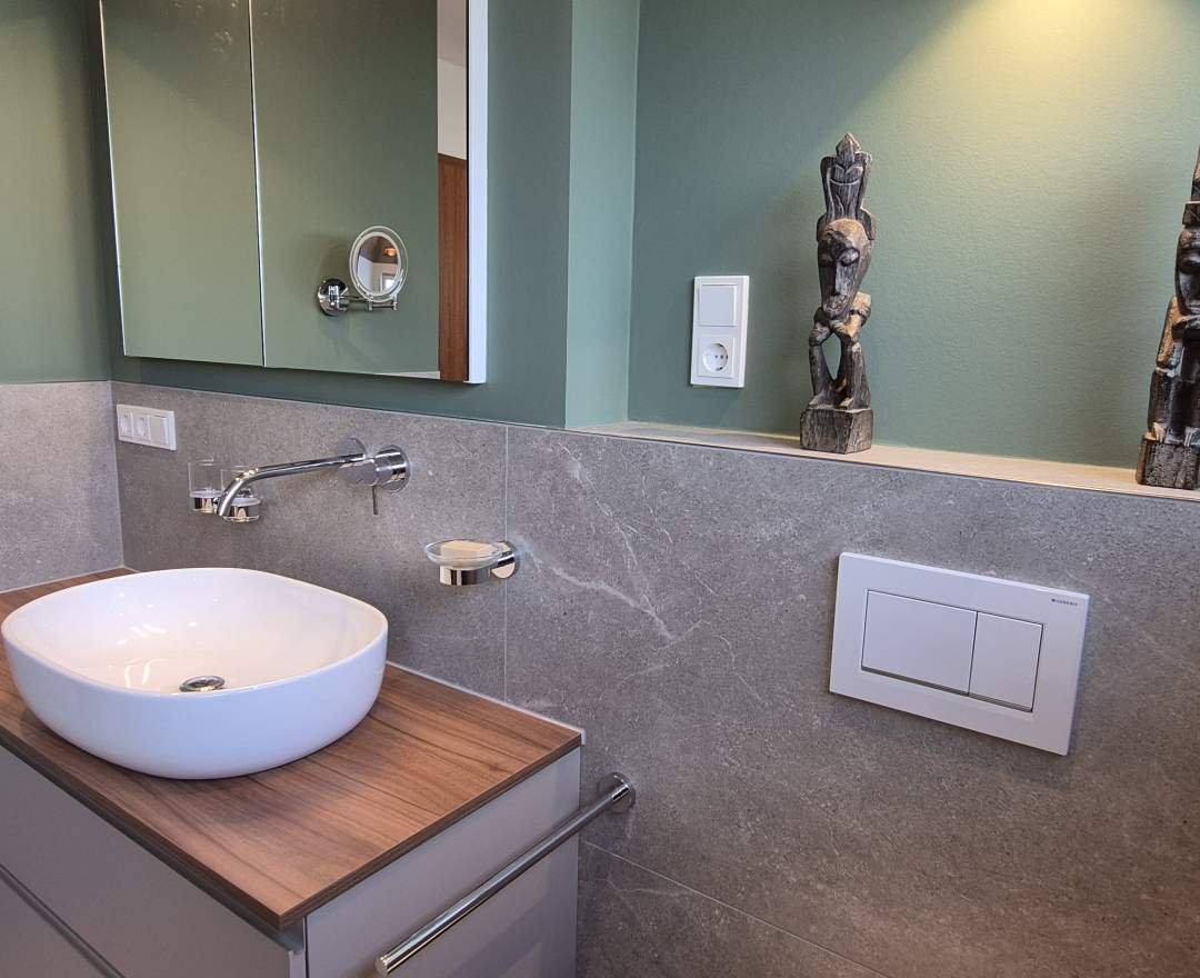 Bagno Badstudio - Bad mit ebenerdiger Walk-in-Dusche & halbfreistehender Badewanne in Wiesbaden – 7,8 m²