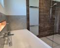 Bagno Badstudio - Bad mit ebenerdiger Walk-in-Dusche & halbfreistehender Badewanne in Wiesbaden – 7,8 m² Thumbnail