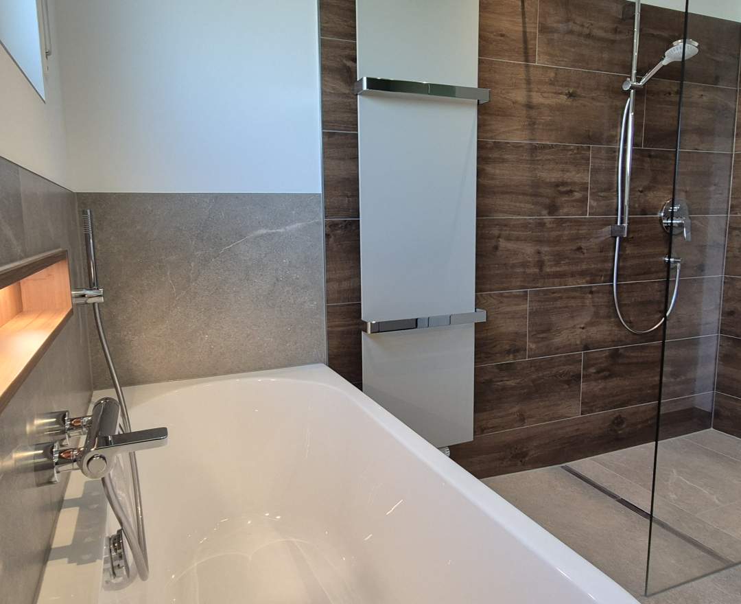 Bagno Badstudio - Bad mit ebenerdiger Walk-in-Dusche & halbfreistehender Badewanne in Wiesbaden – 7,8 m²