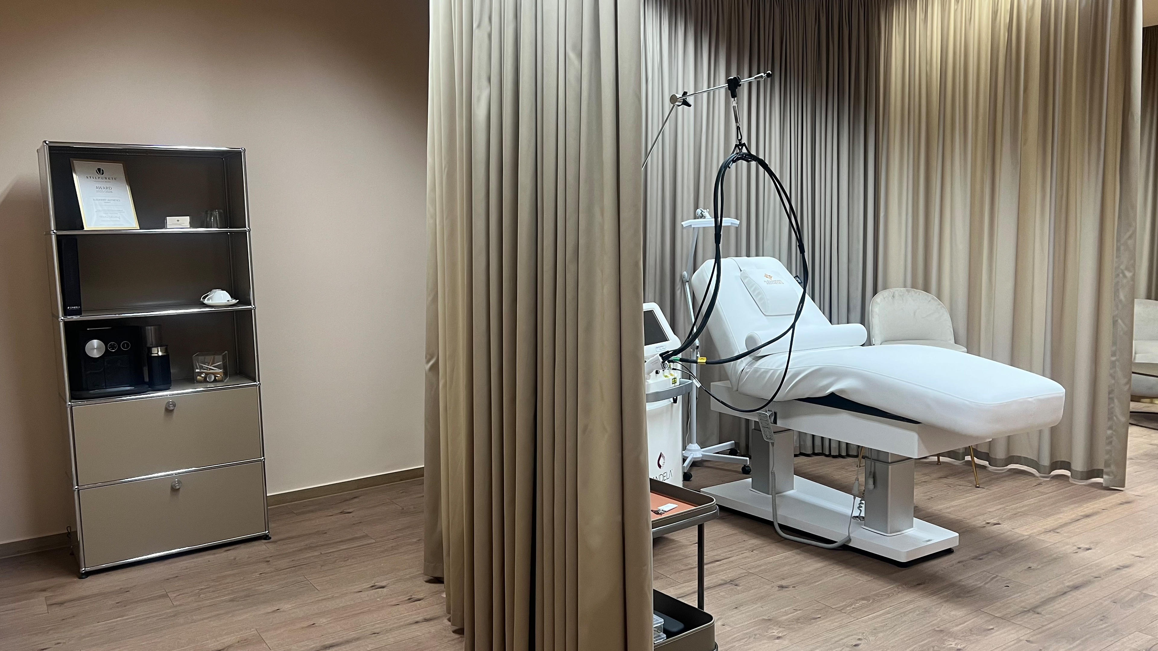 Mit Vorhängen abgetrennter Liegebereich