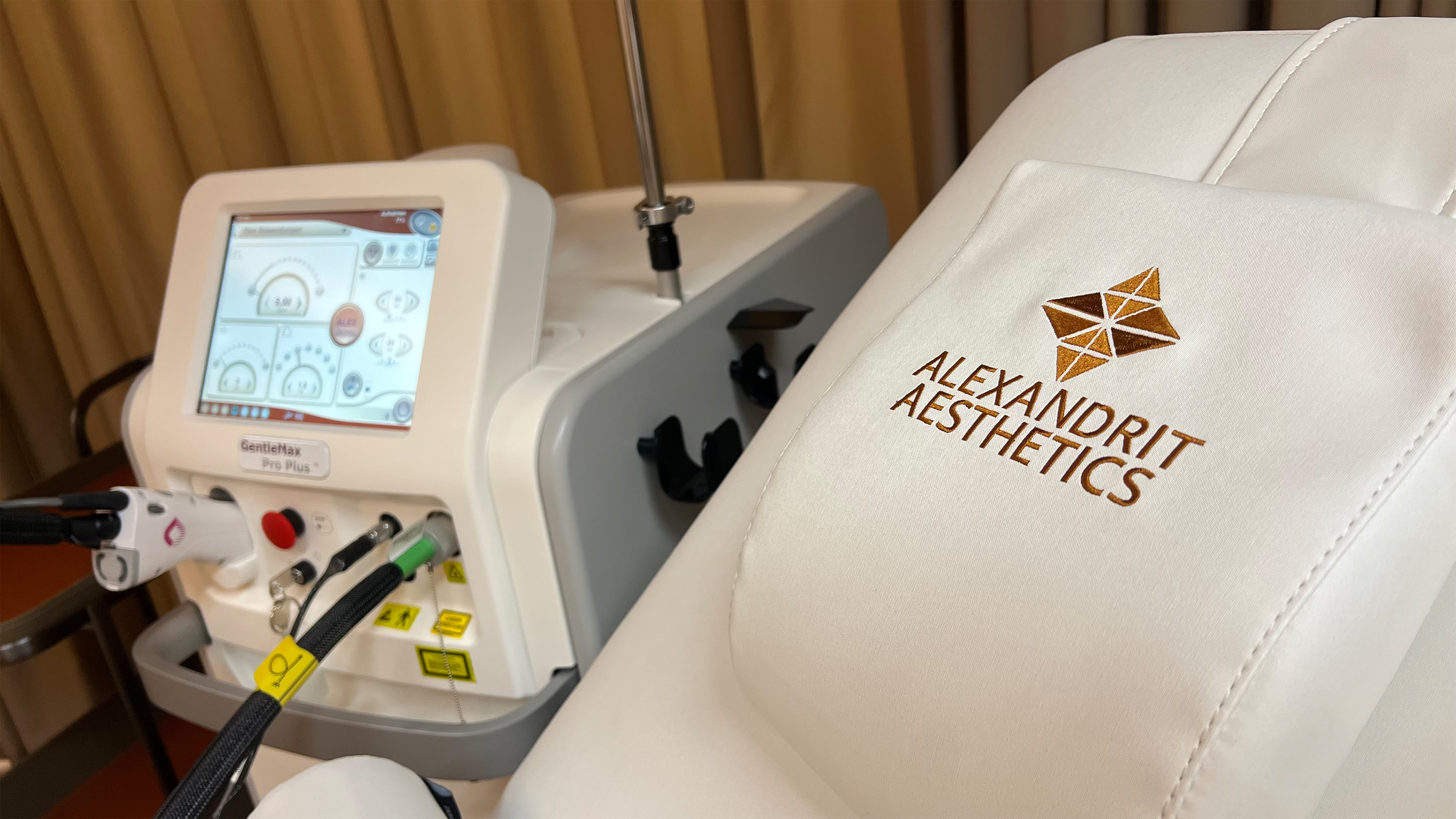 Lasergerät neben der Kosmetikliege