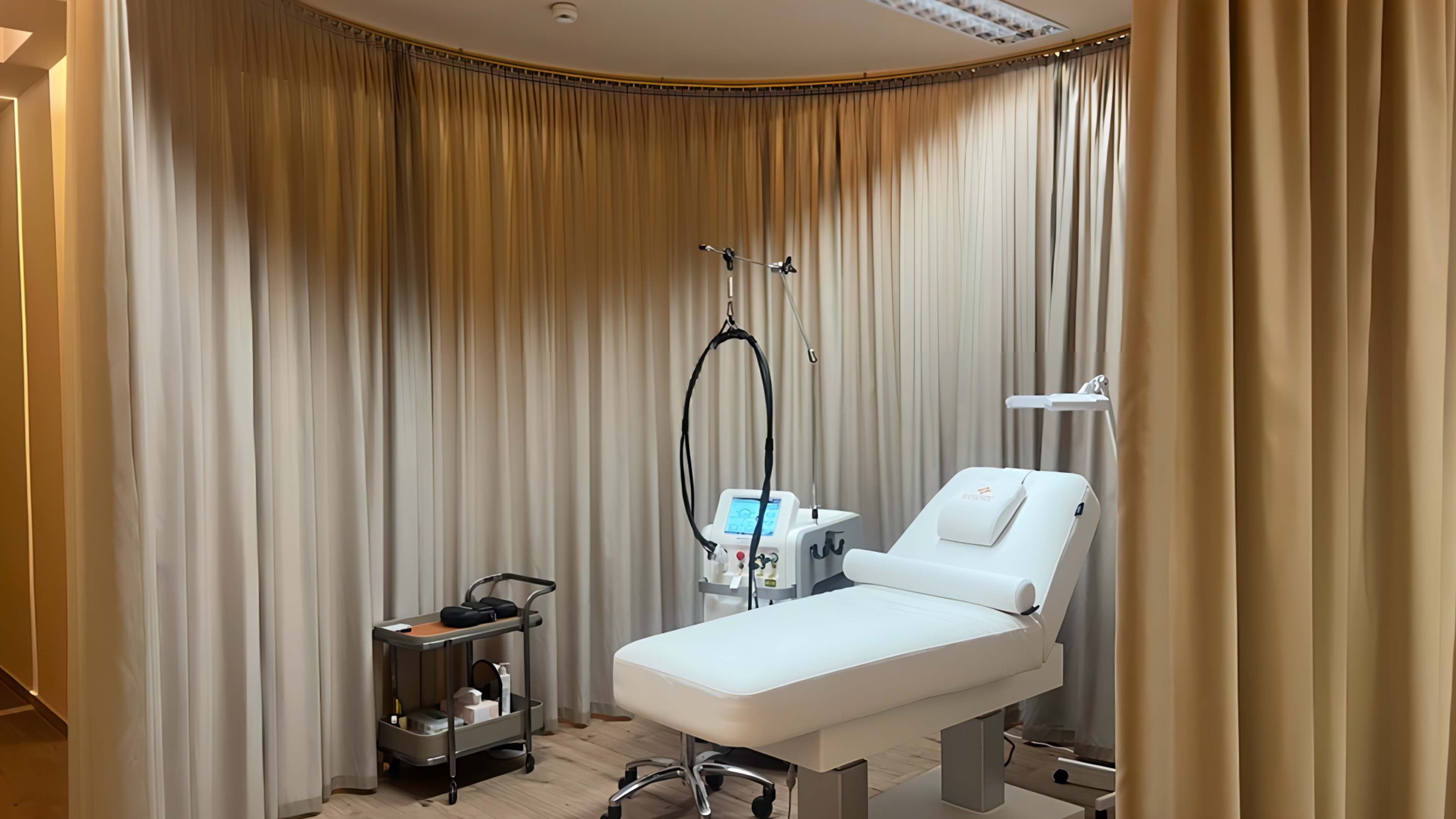 Behandlungsbereich mit Liege und Lasergerät