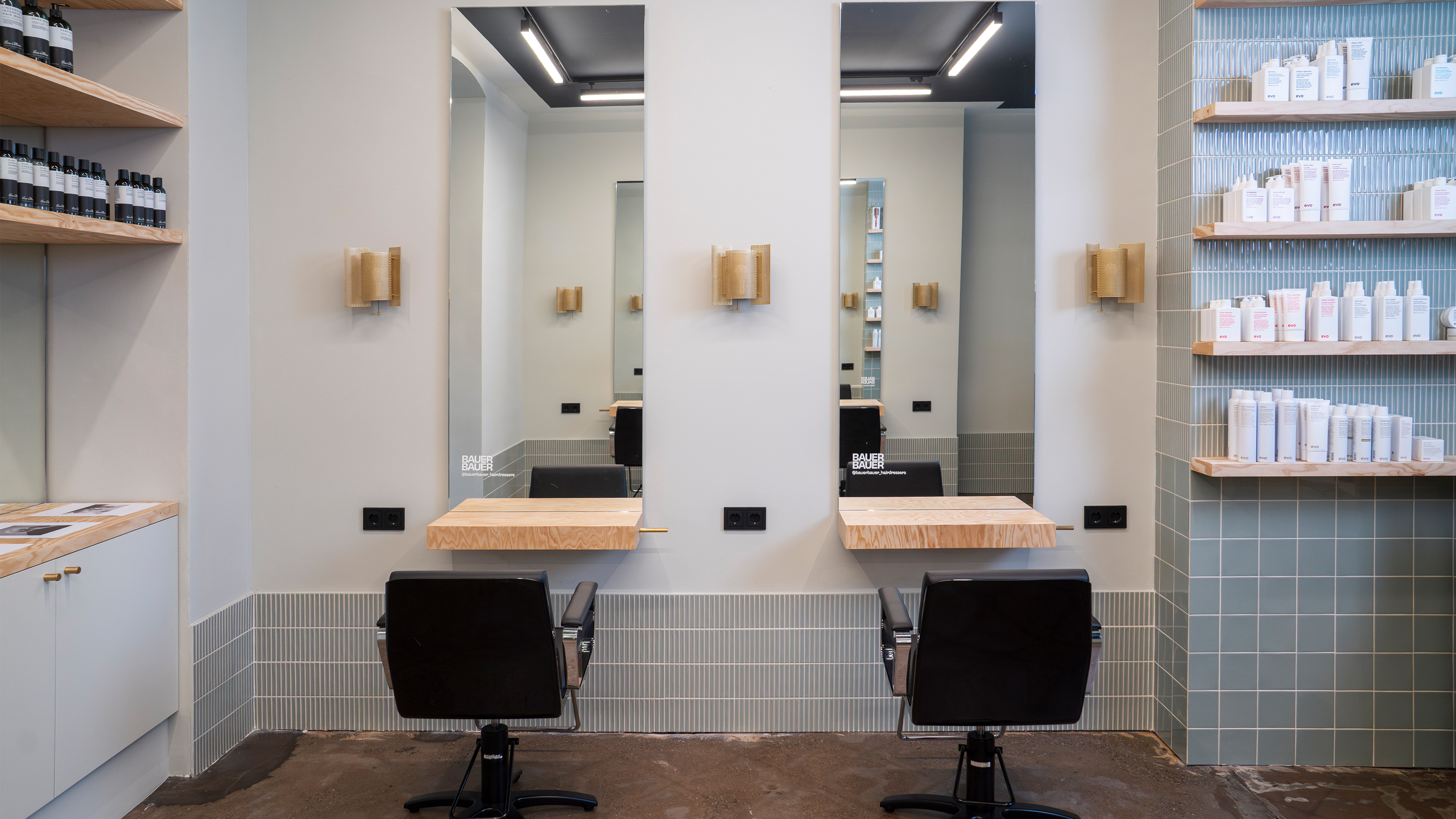 Zwei Friseurst&uuml;hle vor einem Spiegel 