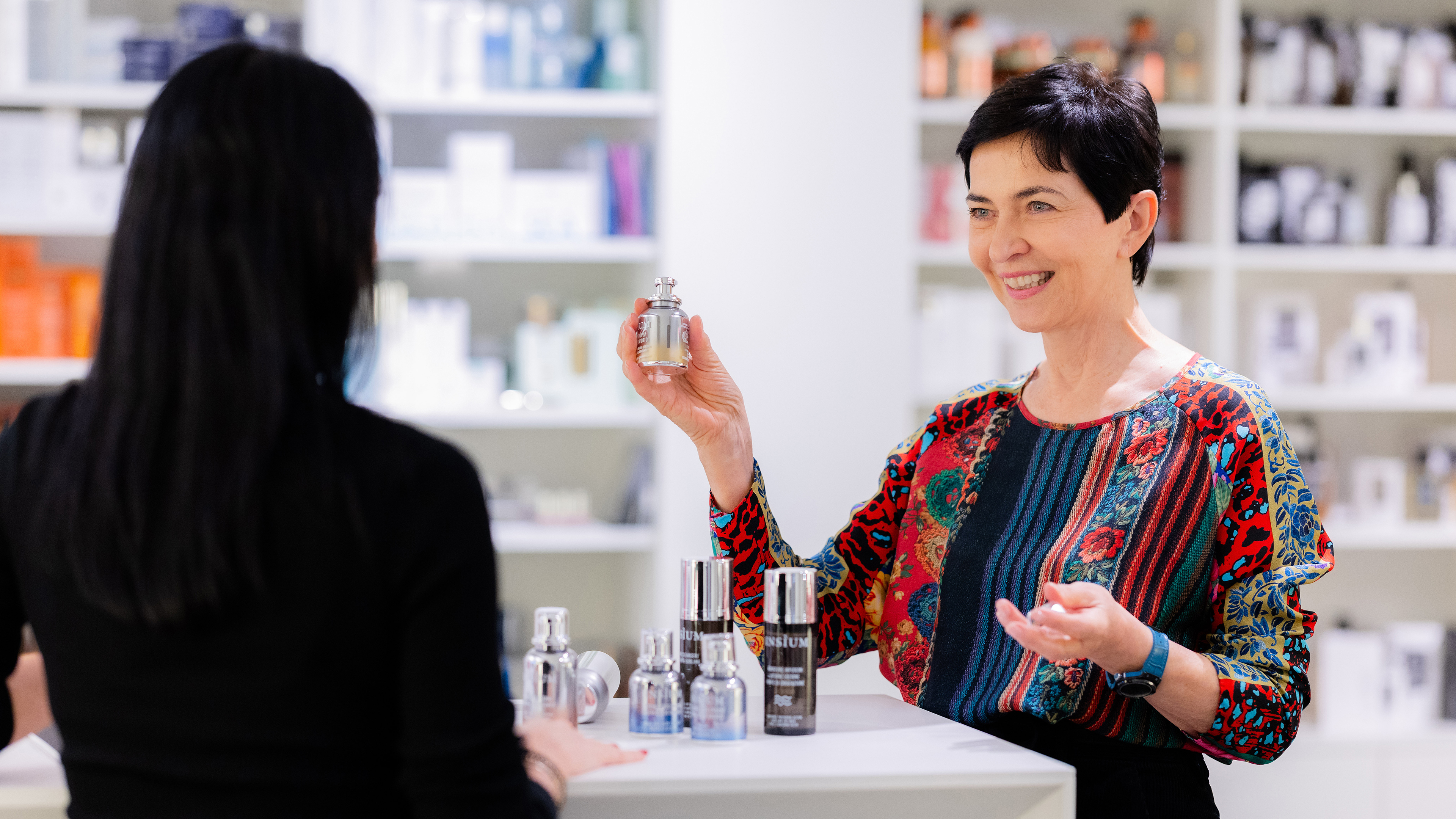 zwei Frauen gucken sich an, eine steht mit dem Rücken zur Kamera