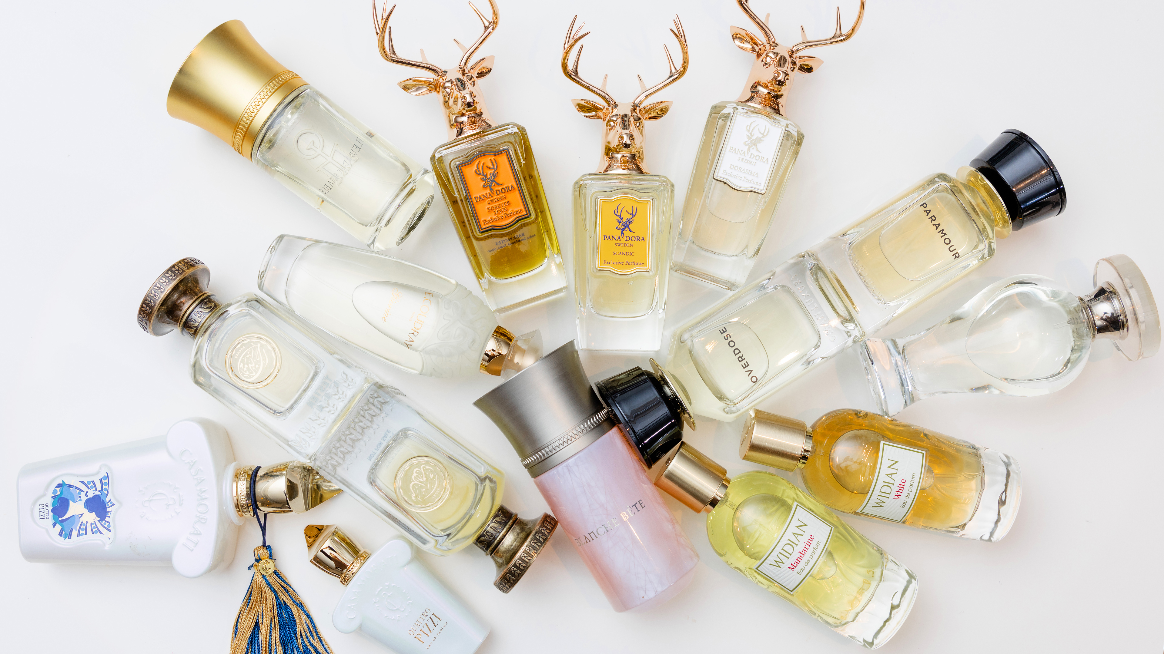 Viele Fläschchen auf einer weißen Unterlage