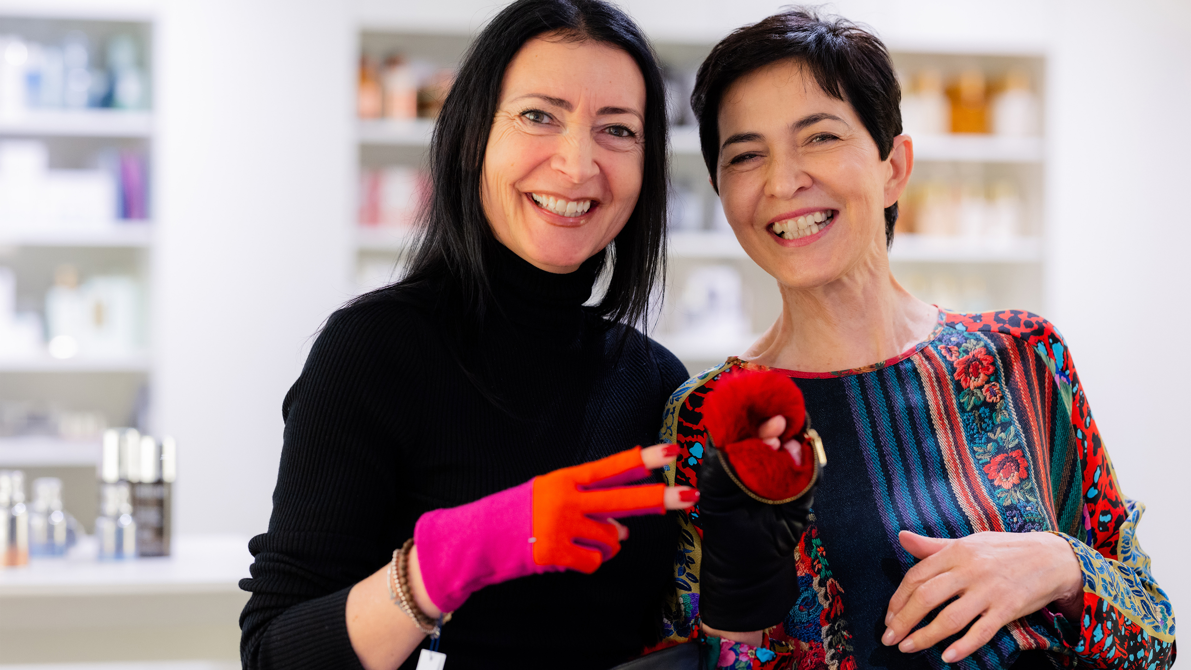 zwei Frauen lächen in die Kamera